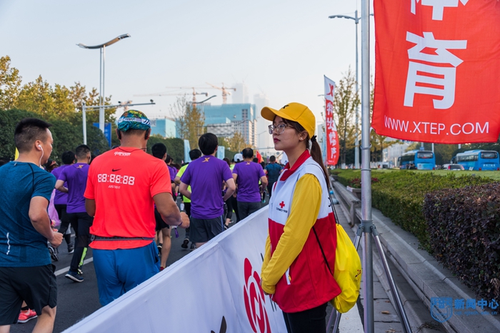 我校红十字会顺利完成2018南京马拉松医疗保障任务 (11).jpg 我校红十字会顺利完成2018南京马拉松医疗保障任务 (11).jpg