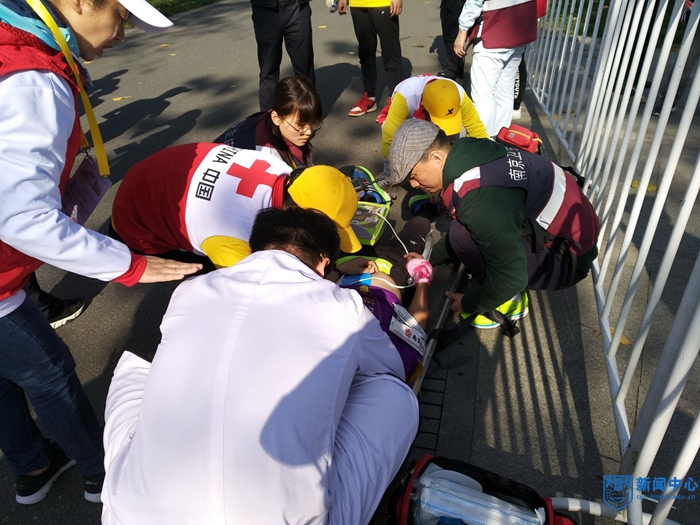 我校红十字会顺利完成2018南京马拉松医疗保障任务 (2).jpg 我校红十字会顺利完成2018南京马拉松医疗保障任务 (2).jpg