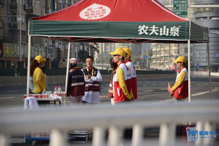 我校红十字会顺利完成2018南京马拉松医疗保障任务 (3).jpg 我校红十字会顺利完成2018南京马拉松医疗保障任务 (3).jpg